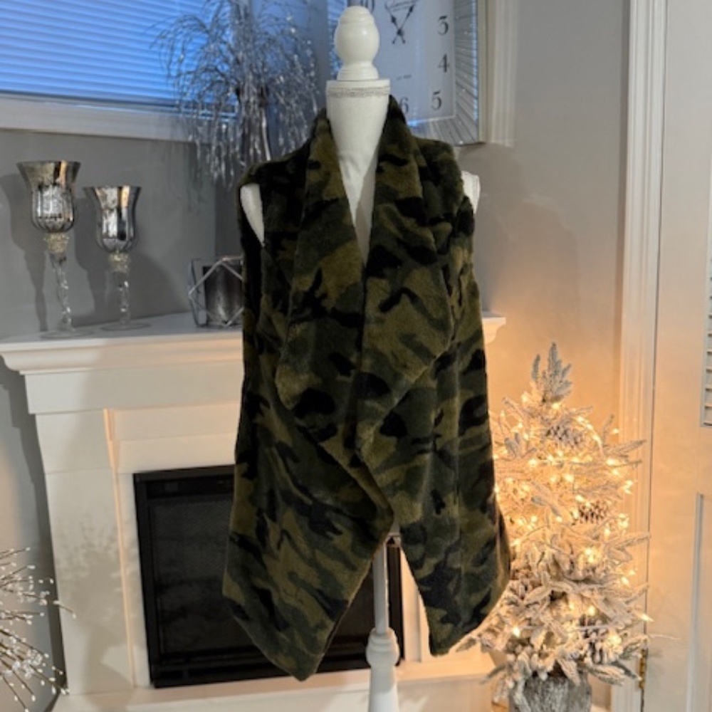 Gorgeous Camo Vest - Picture 2 of 4